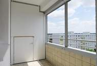 Helle, großzügig geschnittene 3-Zimmer Dachgeschoßwohnung mit Loggia!