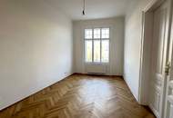 Großzügige 5-Zimmer-Altbauwohnung mit moderner Küche und Loggia