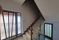 LIEBEVOLLES EIN- BZW. MEHRFAMILIENHAUS IN TRAUMHAFTER WOHNLAGE MIT HERRLICHEM FERNBLICK DIREKT AN FELDER DER REGION ANGRENZEND