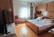 EIN- ZWEIFAMILIENHAUS MIT ZWEI EINGÄNGEN UND 3 GARAGEN