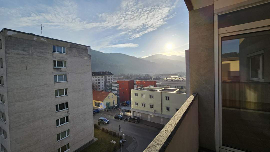 Unbefristete 3-Zimmer-Wohnung mit Loggia und schönem Ausblick!!