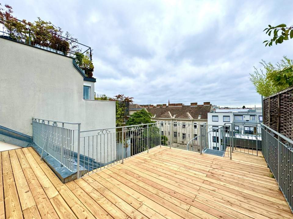 Renovierte Dachwohnung mit zwei Terrassen und seitlichem Blick auf Schönbrunn und die Gloriette