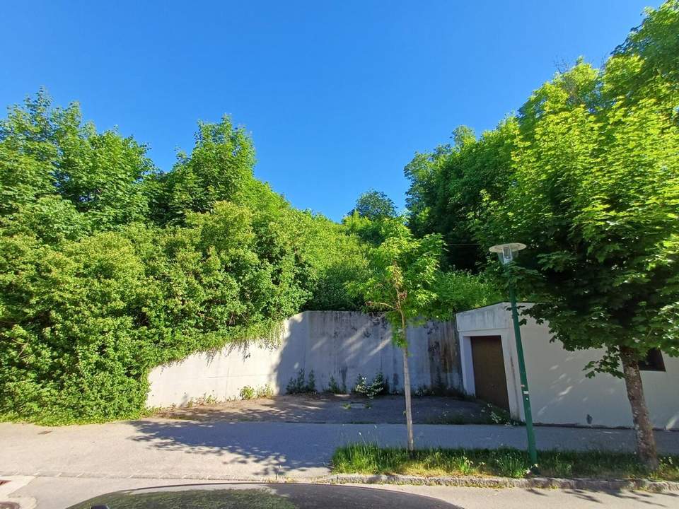 Gmunden: Absolute Rarität im Villenviertel! Unbebautes Grundstück mit etwas Seeblick in Bestlage!