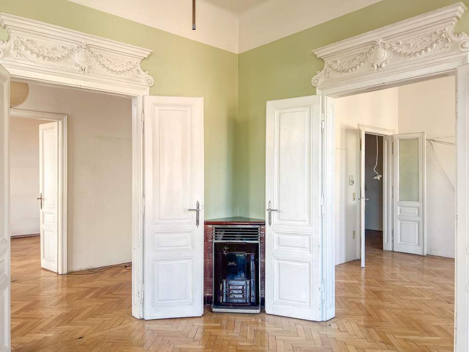 Helle Altbauwohnung mit Erkerzimmer im 18. Bezirk - Renovierungsbedarf mit Potenzial