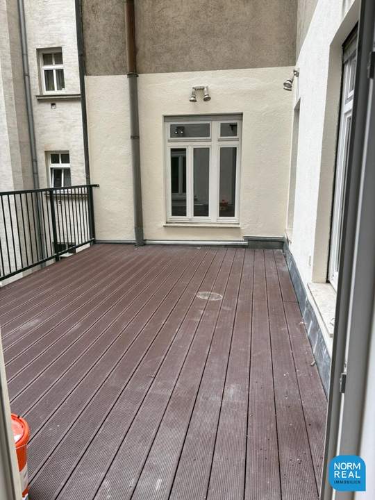 Repräsentative Altbauetage mit Terrasse