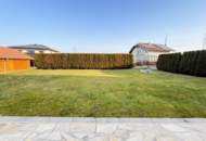 Bungalow mit großzügigem Nebengebäude, Terrasse und nachhaltiger Heiztechnik