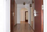 Eleganter "Retro-Style" - Großzügige, sonnige, ruhige Wohnung mit Süd-Loggia! 2 Garagenplätze!