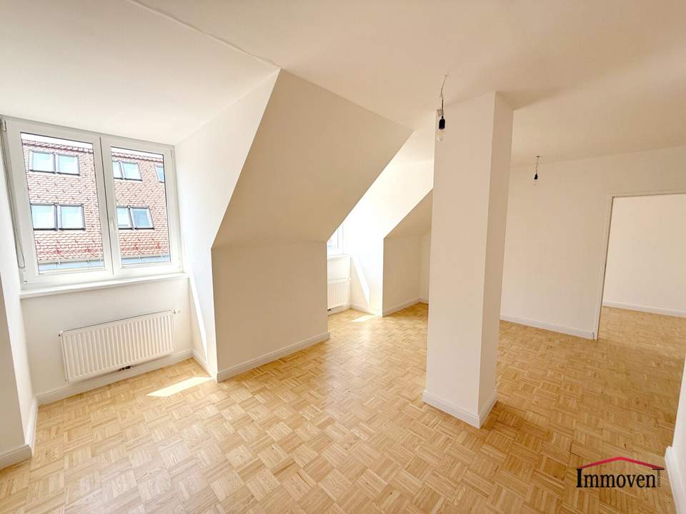 PROVISIONSFREI - SANIERT - ERSTBEZUG: Großzügige und helle 4-Zimmerwohnung im Dachgeschoss mit Eigengarten und zusätzlichen GOODIES!