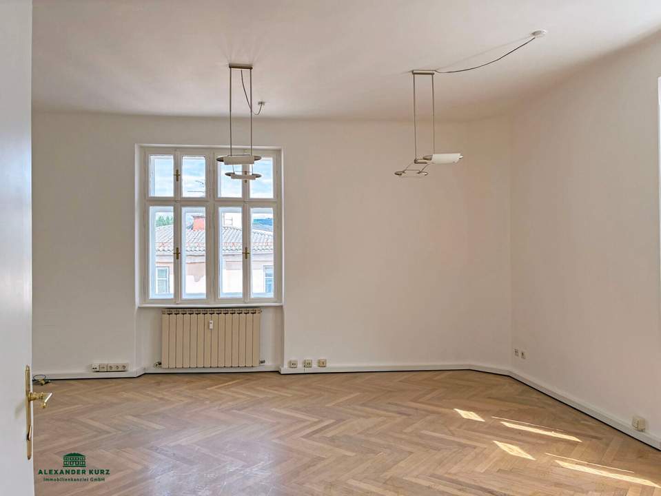 Büro mit Flair und Balkon im Adräviertel