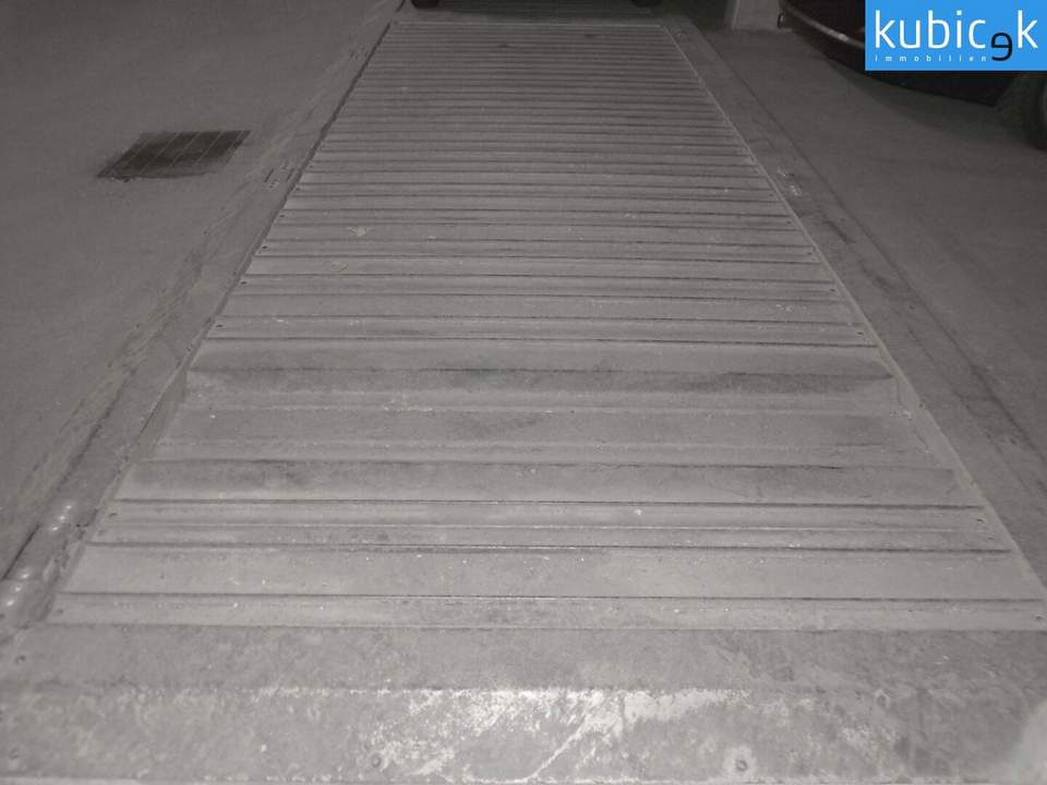 Tiefgaragenplatz neben U1 Station