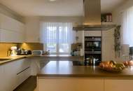 Einfamilienhaus und Gästehaus auf großem Grundstück, Pool und Schneebergblick!