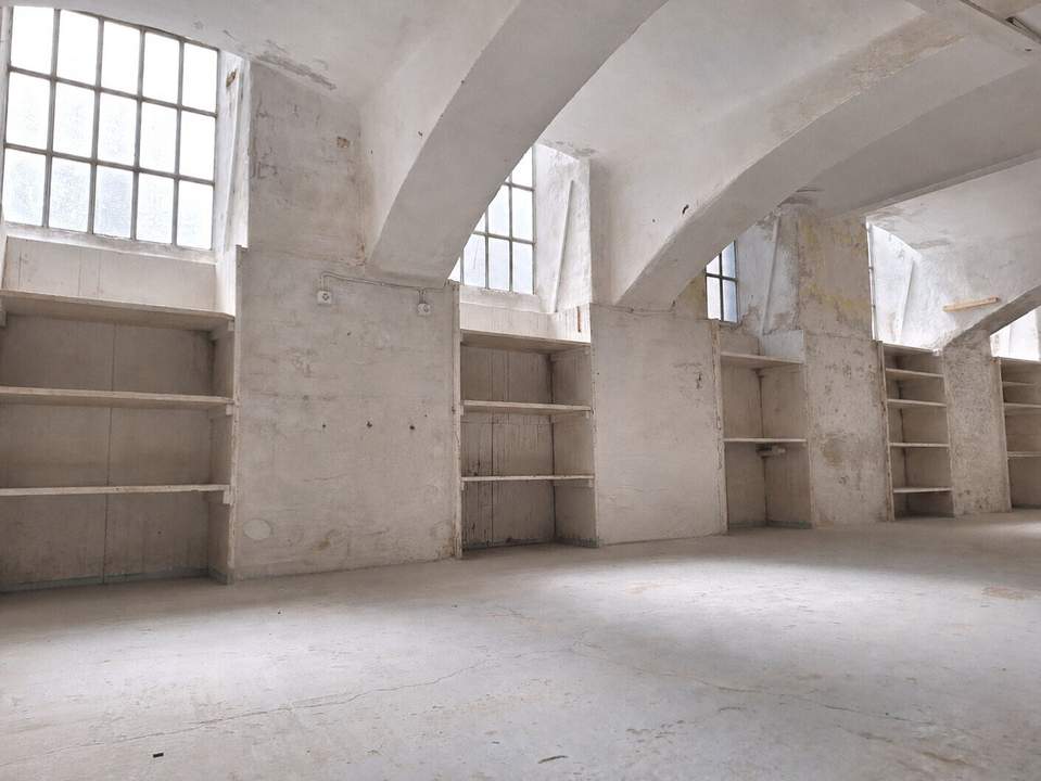 Helles Souterrain, alle Anschlüsse, Straßenzugang, Gebäude komplett saniert