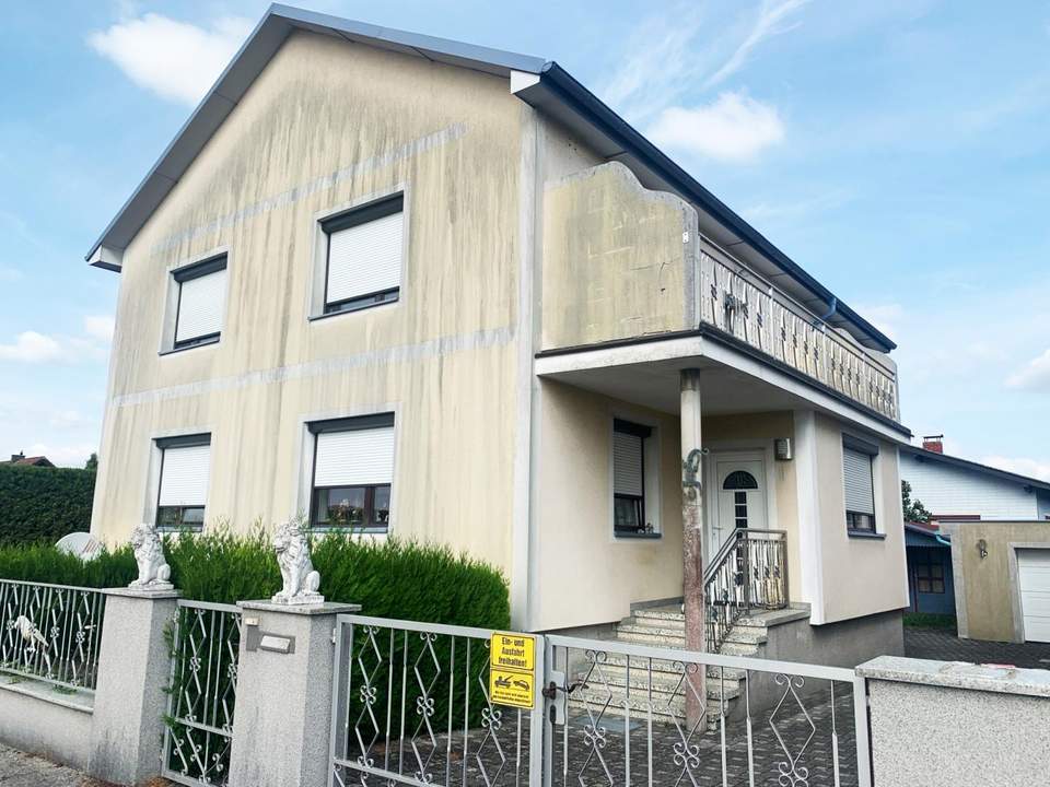 Geräumiges Miethaus , auch für zwei Familien geeignet.