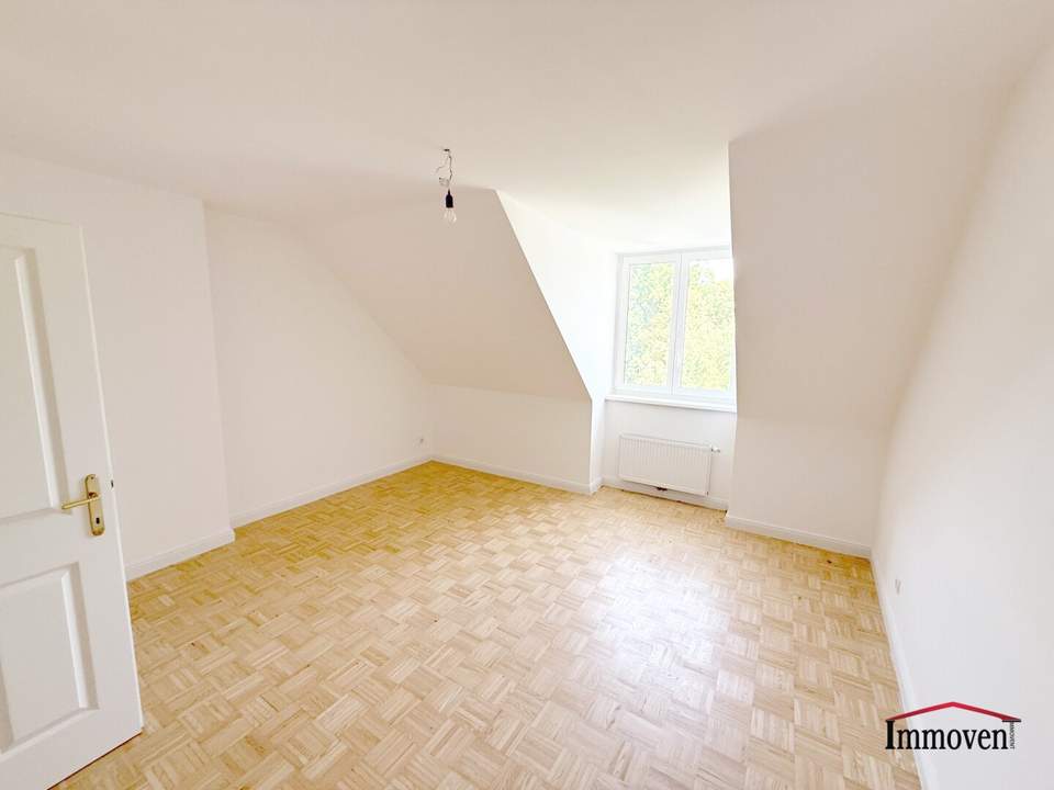 PROVISIONSFREI - SANIERT - ERSTBEZUG: eine sehr gut angelegte und helle 2-Zimmerwohnung im Dachgeschoss mit Eigengarten und zusätzlichen GOODIES!