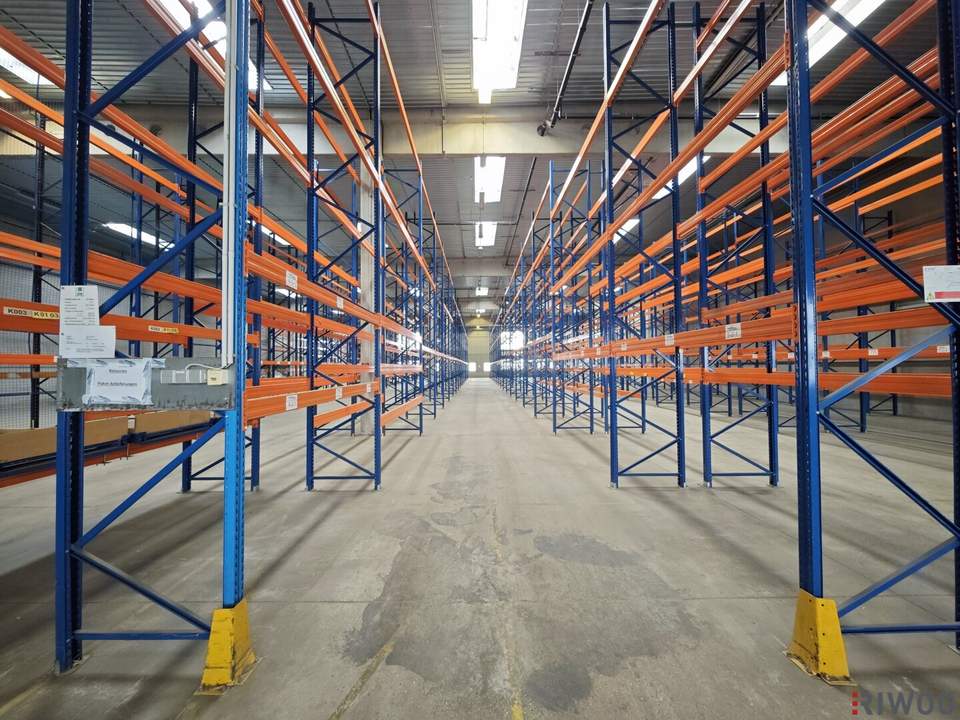 2.082m² Lagerhalle mit überdachten Rampen und ca. 148m² Büro | Parkplätze verfügbar