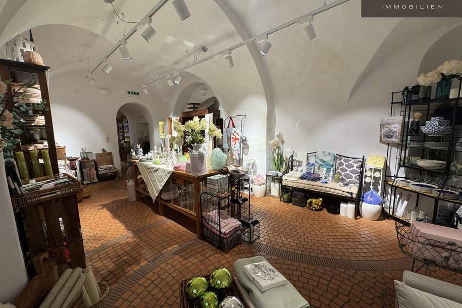 | ATTRAKTIVES GESCHÄFTSLOKAL IM ERDGESCHOSS | STILVOLLES ALTBAUPALAIS | CA. 116,79 m² NFL | IM HERZEN DER STADT | TOP LAGE, Gewerbeobjekt-miete, 3.531,51,€, 8010 Graz(Stadt)