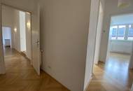 Helle Dachgeschoss-Wohnung im Botschaftsviertel // Bright top floor apartment in embassy quarter