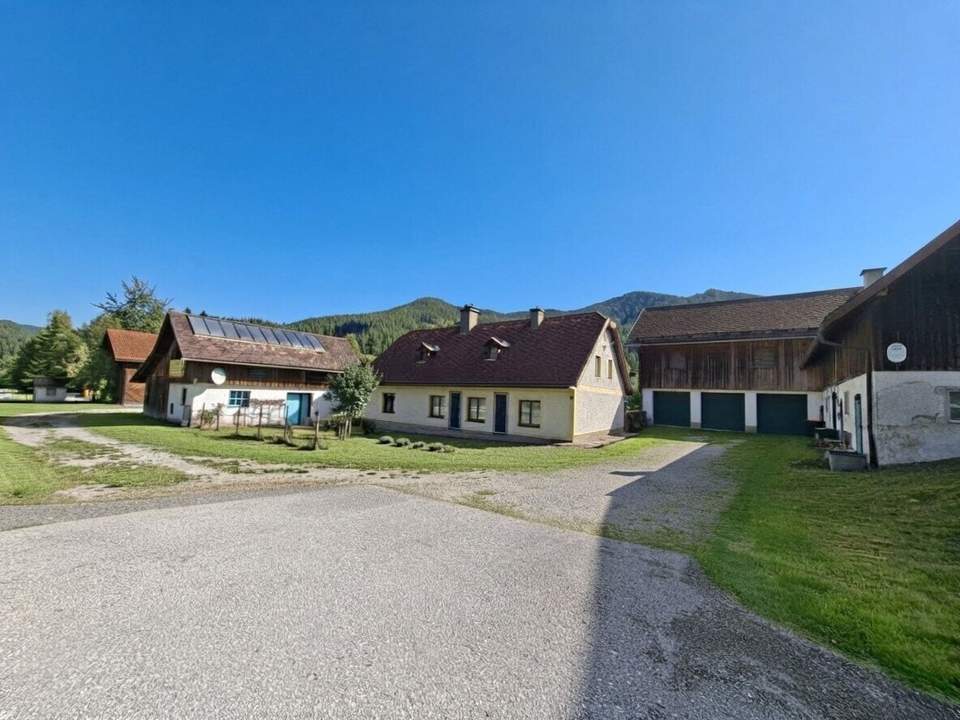 Anwesen mit insges. 23.600m² Fläche, 2 Wohnhäuser, Nebengebäude, Wirtschaftsgebäude, Garagen