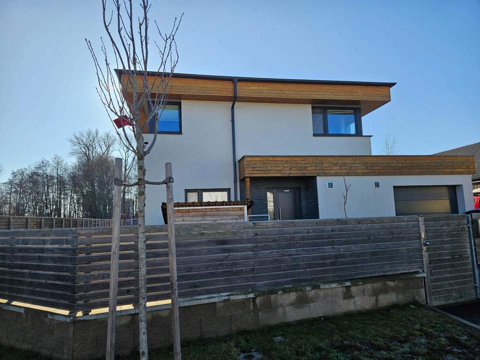 Lichtdurchflutetes Haus mit viel Platz!