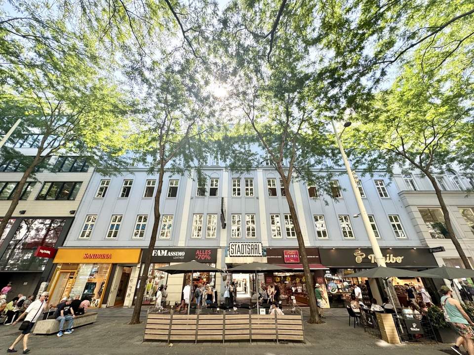 TOLLER BLICK über die MARIAHILFER STRASSE! Helles Büro mit sehr gutem Grundriss im 3. Liftstock