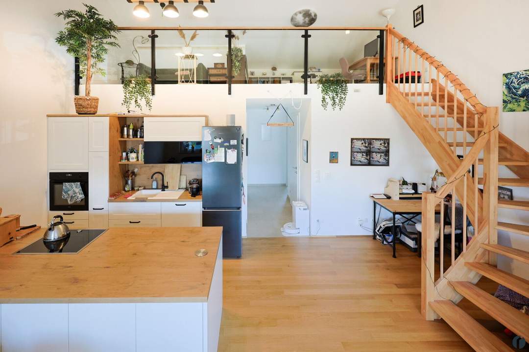 Wohnen mit Weitblick – außergewöhnliche Dachgeschosswohnung mit Galerie und Balkon in Pixendorf