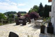 Wohnhaus in Siedlungsrandlage fast im Grünen mit Hochterrasse und kleinem Schwimmteich