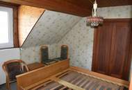 Sanierungsbedürftiges Mehrfamilienhaus mit großem Baugrundstück