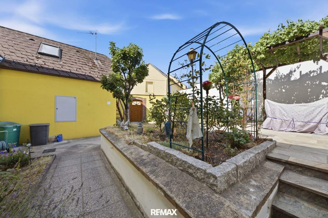 Mediterranes Flair & viel Platz: Gepflegtes Haus mit Erdkeller, Doppelgarage & Obstgarten!