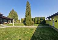 TRAUMHAFTER BUNGALOW FÜR ZWEI PERSONEN SAMT NEBENGEBÄUDE FÜR HOBBYRAUM, PARKÄHNLICHEM GARTEN MIT SCHWIMMTEICH ALS NATURPOOL DIREKT AN FELDER DER REGION ANGRENZEND