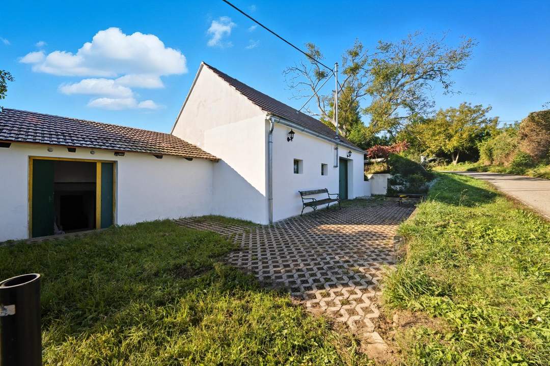 Charmantes Ensemble: 3 Weinkeller, renoviertes Presshaus und Grünfläche in traumhafter Lage im Weinviertel, nahe Wien!