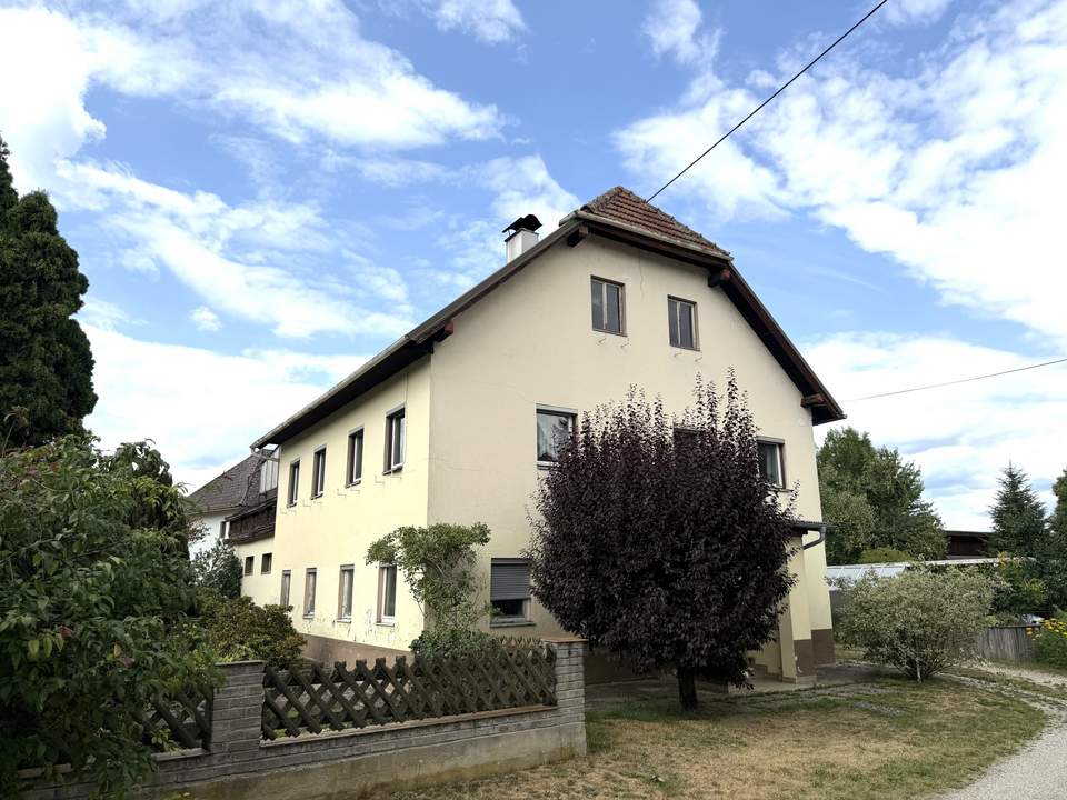 Wohnhaus mit Nebengebäude in Dorfgebietswidmung