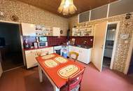 Retro-Charme mit vielen Räumen – Großzügiges Haus zur Sanierung