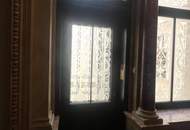 UNBEFRISTET - Repräsentative 9-Zimmer Altbauwohnung mit Balkon und Blick auf das Rathaus – ca. 293 m² in bester Innenstadtlage - auch ideal als Büronutzung