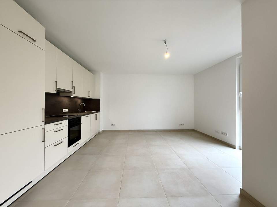 BEZUGSFERTIG: Neubau-Erstbezug mit Freifläche und Küche!