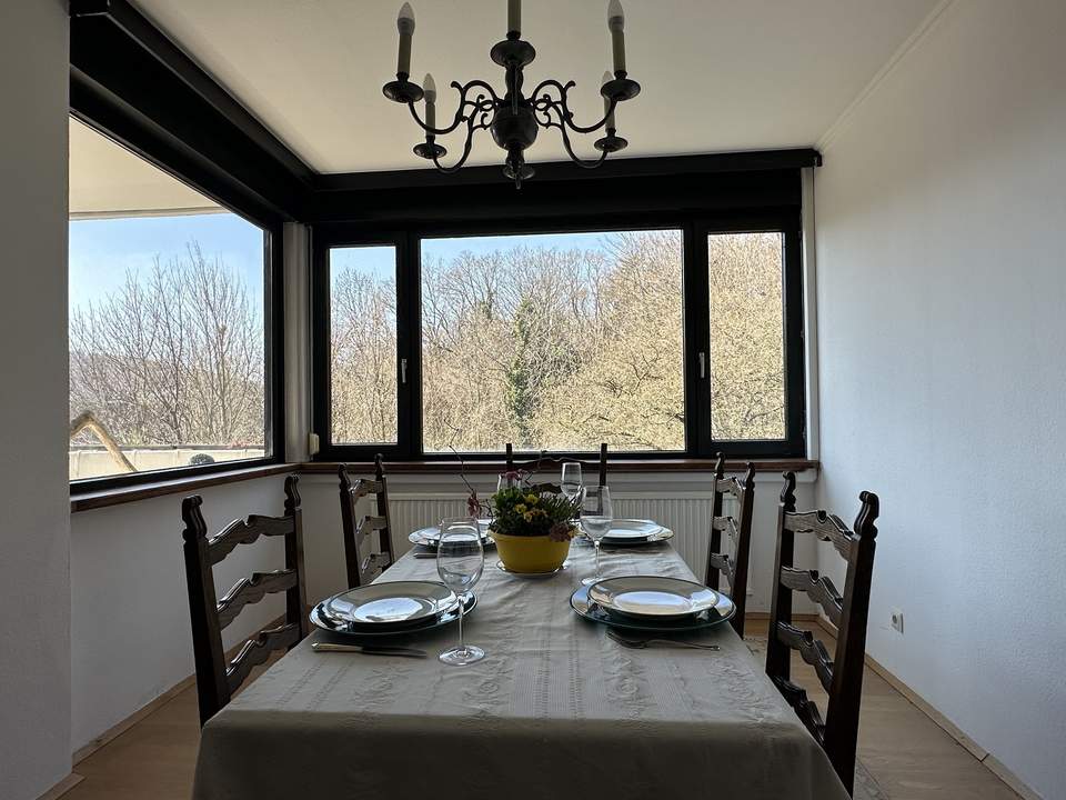 Großzügige Wohnung mit Loggia, Swimmingpool und Garagen in top Lage