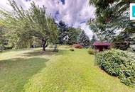 Bauernhaus mit grünem Gartenidyll und Naturpool