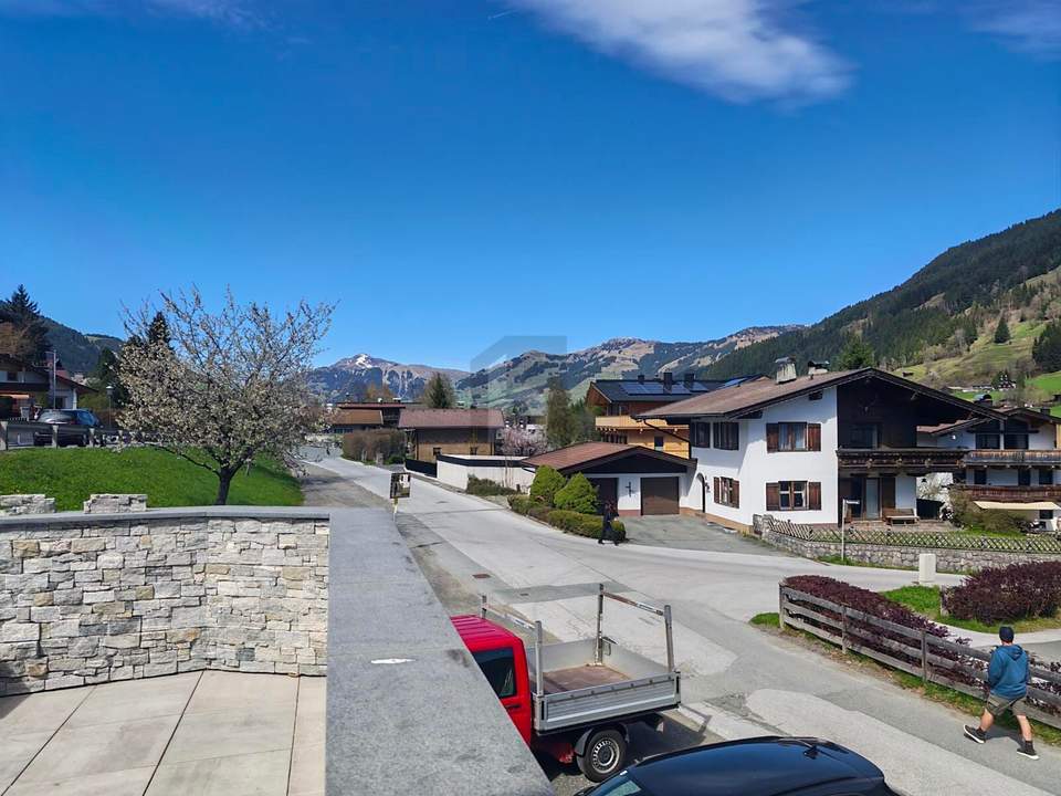 PREISHIT!!! SONNIGE TERASSE MIT PANORAMABLICK AUF DIE UMLIEGENDE BERGWELT MIT EINLEGERWOHNUNG