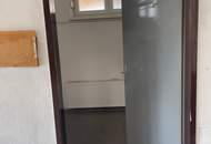 Halle mit Büro
