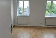 3 geräumige Zimmer, Küche mit Essplatz, Gartennutzung und PKW Stellplatz