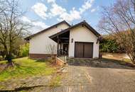 Traumhafte Grünruhelage in einer Sackgasse: Voll unterkellertes Familienhaus mit Carports