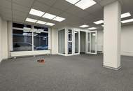 Sichtbare Geschäftsfläche mit großer Glasfront, Seminarraum und Klimaanlage