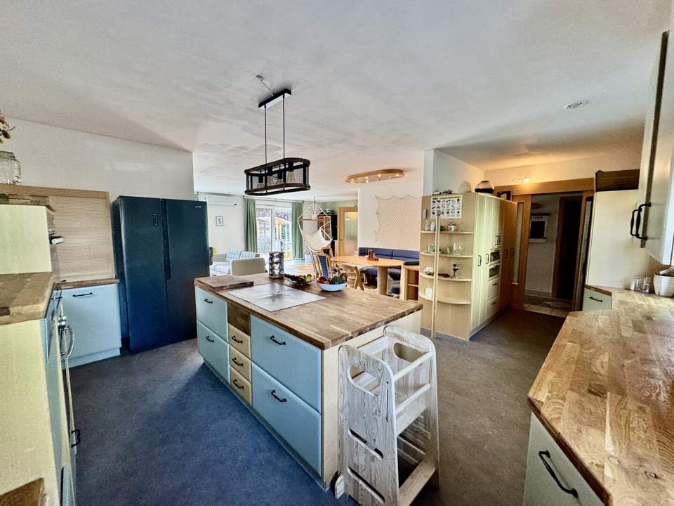 GROSSZÜGIGE VILLA IN BOCKFLIEß MIT 11 ZIMMER, POOL, DOPPELGARAGE UND WUNDERSCHÖNEM GARTEN