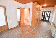 Großes Eckgrundstück mit renovierungsbedürftigem Haus!