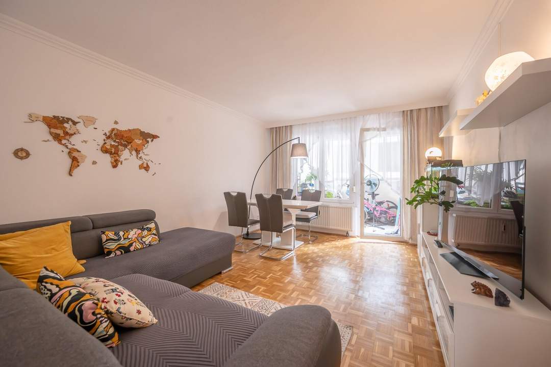 teilmöblierte 3 Zi. Wohnung mit perfektem Grundriss, verglaster Loggia und Außenjalousien - Top Lage: Landstraße Hauptstraße