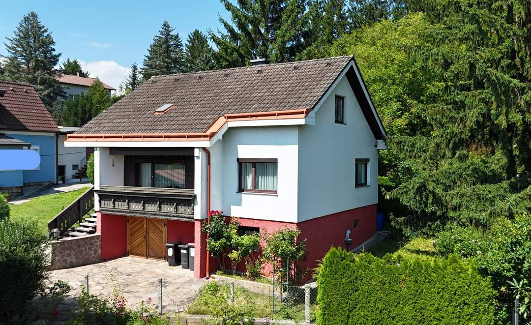Kleines, feines Einfamilienhaus mit viel Potenzial | Südwest-Loggia mit Fernblick ins Grüne | Garage und Carport-Stellplatz | Absolute Ruhelage