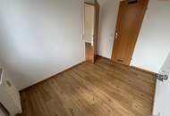 Seltene Gelegenheit in begehrter Lage! Gemütliche 2-Zimmer Wohnung mit bodentiefen Fenstern, praktischem Abstellraum UND kostengünstigem Parkplatz direkt vor der Haustüre!