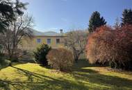 Sanierungsbedürftiges Mehrfamilienhaus mit großem Grundstück und hoher Bebauungsdichte