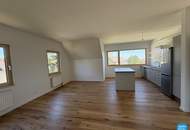 Erstbezug: Dachgeschoss in Villa