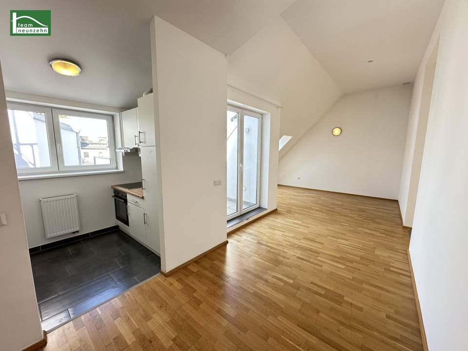 Moderne Dachgeschosswohnung mit großer Terrasse nahe Arthaberplatz in ruhiger Seitengasse! Hohe Decken und Traumbad mit Fenster