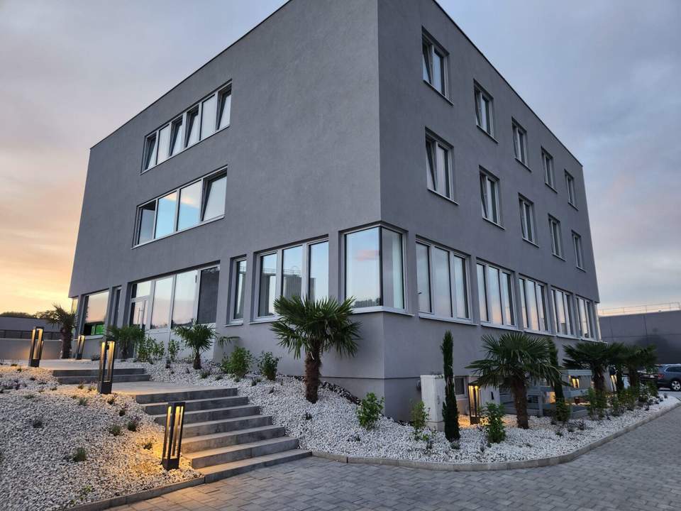 6,1% Rendite I Vollsaniertes Büro- und Wohnhaus in frequentierter Toplage mit Erweiterungspotenzial und Parkplätzen